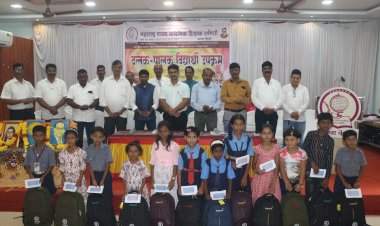 'दत्तक पालक' उपक्रमातील विद्यार्थ्यांना शैक्षणिक साहित्य वाटप