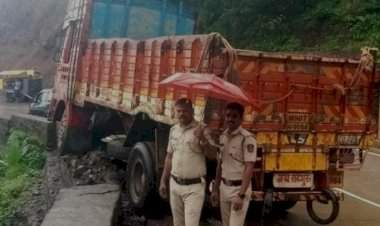 ट्रक चालकाचा ताबा सुटल्याने करूळ घाटात अपघात......सुदैवाने जीवितहानी नाही