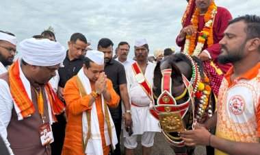 मंत्री नितेश राणे पंढरपूरच्या  वारीत सहभागी