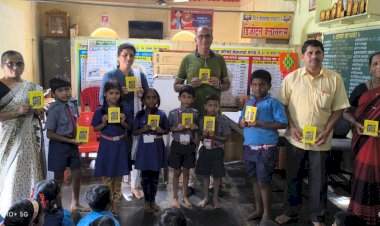 परुळे येथे विद्यार्थ्यांना भगवद्गीता ग्रंथांचे वाटप