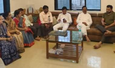 माजी खा. विनायक राऊत यांनी केले विक्रांत सावंत कुटुंबीयांचे सांत्वन