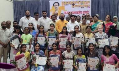 उद्धव ठाकरे यांच्या वाढदिवसानिमित्त सावंतवाडीत गुणवंत विद्यार्थी आणि सामाजिक कार्यकर्त्यांचा सत्कार