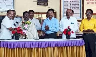 वेंगुर्ले हायस्कूलचे मुख्याध्यापक पी. डी. कांबळे सेवानिवृत्त.........माजी विद्यार्थी व भाजपा जिल्हा उपाध्यक्ष प्रसन्ना उर्फ बाळु देसाई यांच्या हस्ते त्यांचा सत्कार