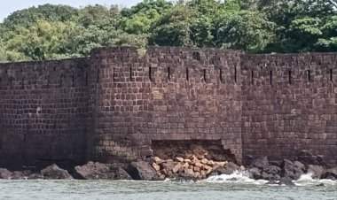 विजयदुर्ग किल्ल्याचा व्यंकट बुरुज खालच्या बाजूने ढासळला