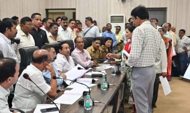 स्वातंत्र्य दिनाच्या पूर्वसंध्येला पालकमंत्री नितेश राणे यांचा ‘न्याय दरबार’........उपोषण करण्याची नोटीस दिलेल्या प्रत्येक व्यक्तीशी साधला संवाद