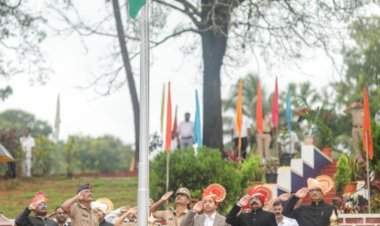 स्वातंत्र्य दिनानिमित्त पालकमंत्री यांच्या हस्ते झाले मुख्य शासकीय ध्वजारोहण