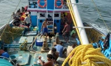 बेकायदेशीर मच्छिमारी करणाऱ्या रत्नागिरीच्या तीन ट्रॉलर्सवर कारवाई