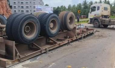 कणकवली-हळवल फाटा येथे ट्रेलरला अपघात.....चालक गंभीर जखमी