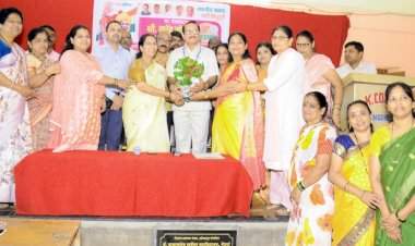 वेंगुर्लेच्या बॅ. खर्डेकर महाविद्यालयाला मिळालेल्या पुरस्काराबद्दल प्राचार्यांचा सन्मान