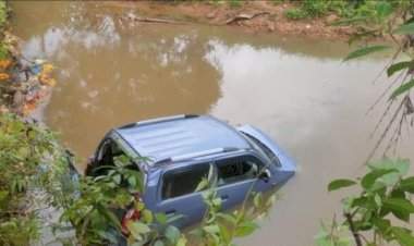 दोडामार्ग येथे चार चाकी थेट ओहोळात