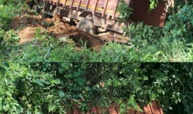 दोडामार्ग आवाडे येथे मालवाहू आयशर गाडी नाल्यात घसरली;चालक बेपत्ता......वीजघर राज्यमार्गावर मध्यरात्री अपघात;पोलिसांचा तपास सुरू