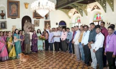 सावंतवाडीच्या गंजिफा कलेचा राष्ट्रीय सन्मान!.......भारतीय टपाल विभागाने ‘दशावतार गंजिफा’ला दिले पोस्ट तिकीटावर स्थान; राजघराण्याच्यावतीने कलावंतांचा गौरव