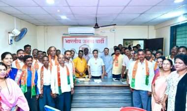 उभादांडा येथील असंख्य शिवसेना उबाठा कार्यकर्त्यांचा भाजपमध्ये प्रवेश......पालकमंत्र्यांच्या कामाने प्रभावित होऊन प्रवेश करत असल्याचे प्रवेशकर्त्यांचे म्हणणे