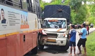 न्हावेली येथे एसटी बस व बोलेरो टेम्पोची समोरासमोर धडक.....प्रवासी सुखरूप; अरुंद रस्त्यामुळे अपघात