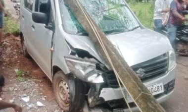 तारकर्ली येथे पर्यटकांच्या कारची वीज खांबाला धडक