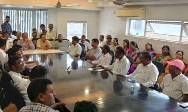 शिवसेना उबाठा पक्षाची स्थानिक स्वराज्य संस्थांच्या निवडणुकांची आढावा बैठक संपन्न.....जिल्हा संपर्कप्रमुख अरुण दूधवडकर यांनी केले मार्गदर्शन