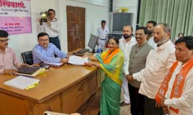 उबाठा सेनेकडून सीमा मठकरांचा नगराध्यक्ष पदासाठी अर्ज दाखल.....माजी खासदार विनायक राऊत, संपर्क प्रमुख अरुण दुधवडकर यांची उपस्थिती