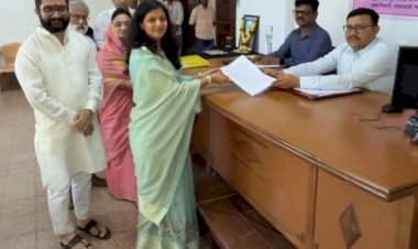सावंतवाडी नगराध्यक्षपदासाठी श्रद्धाराजे भोसले यांचा उमेदवारी अर्ज दाखल