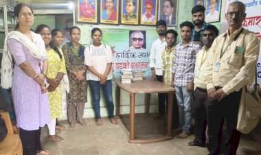 इंग्रजी विभागाच्या विद्यार्थ्यांची प्रा. मधू दंडवते ग्रंथालयास सदिच्छा भेट