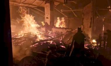 सावंतवाडी शहराच्या मध्यवस्तीत असलेल्या एका जुन्या गोदामाला आग