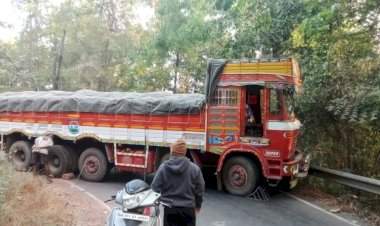 सिमेंट वाहतूक करणारा ट्रक भर रस्त्यावर अडकल्याने वाहतूक ठप्प