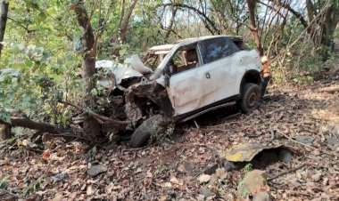 करूळ घाटात कारला भीषण अपघात