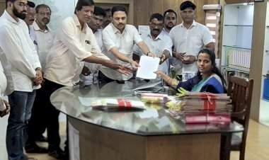 सिंधुदुर्गात अवकाळी पावसामुळे आंबा व काजू पिकाला धोका.....शेतकऱ्यांचे जिल्हाधिकाऱ्यांना निवेदन