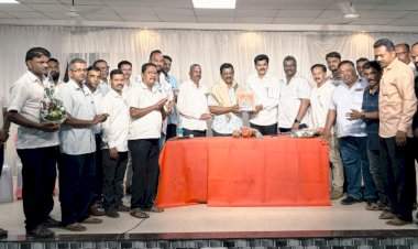 जिल्हा सरपंच सेवा संघाच्या वतीने सिंधुदुर्ग जिल्हा परिषद अध्यक्ष  प्रमोद कामत यांचा सत्कार