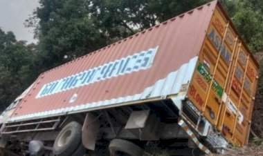 मुंबई-गोवा महामार्गावर तेर्सेबांबर्डे येथे कंटेनर पलटी
