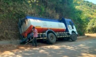 फोंडाघाटात पेट्रोल-डिझेल टँकर कलंडला