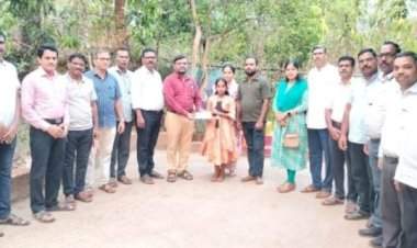 कणकवलीत आजारी विद्यार्थिनीसाठी शिक्षक समितीची आर्थिक मदत