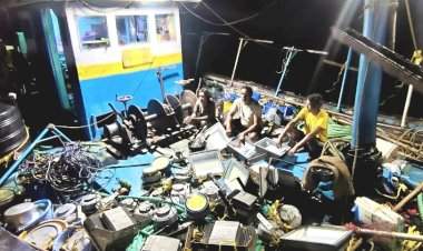 सिंधुदुर्ग मत्स्य विभागाची धडक कारवाई....एलईडी लाईट्स वापरून मासेमारी करणारी रत्नागिरीची नौका जप्त