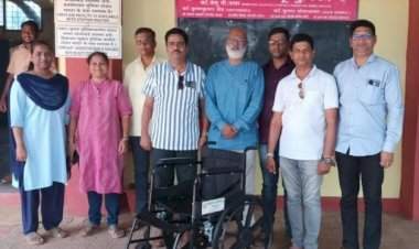 संकल्प प्रतिष्ठानचा सामाजिक उपक्रम....कणकवली रेल्वे स्टेशनला व्हीलचेअर प्रदान