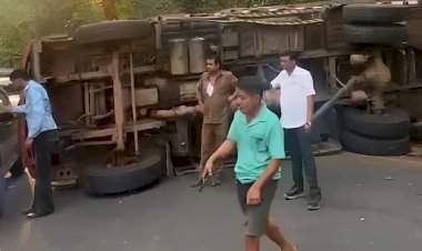 आंबोली मार्गावर दाणोली येथे मालवाहतूक ट्रक पलटी