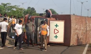 ओरोस येथे औषधांची वाहतूक करणारा टेम्पो पलटी