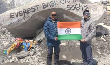 'करवीर हायकर्स'च्या सातजणांची एव्हरेस्ट बेस कँप मोहीम यशस्वी......तिरंगा फडकवून, संविधान उद्देशिका प्रदर्शित
