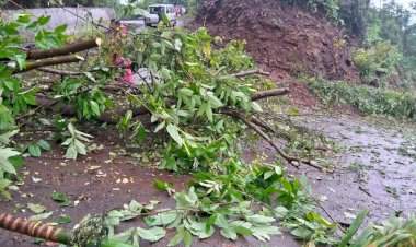 असनिये-कनेवाडी येथे रस्त्यालगतची दरड कोसळली....जेसीबीमुळे पाया कमकुवत झाल्याचा ग्रामस्थांचा आरोप  