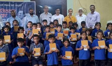अजित पवार यांच्या जयंतीनिमित्त कलंबिस्त शाळेत वह्या-खाऊ वाटप.....राष्ट्रवादी काँग्रेसच्या वतीने विद्यार्थ्यांना शैक्षणिक साहित्याचे वाटप