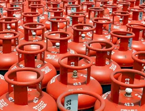 घरगुती ६० रुपये तर व्यावसायिक सिलिंडर ११५ रुपयांनी महाग.....सर्वसामान्यांचे बजेट कोलमडणार