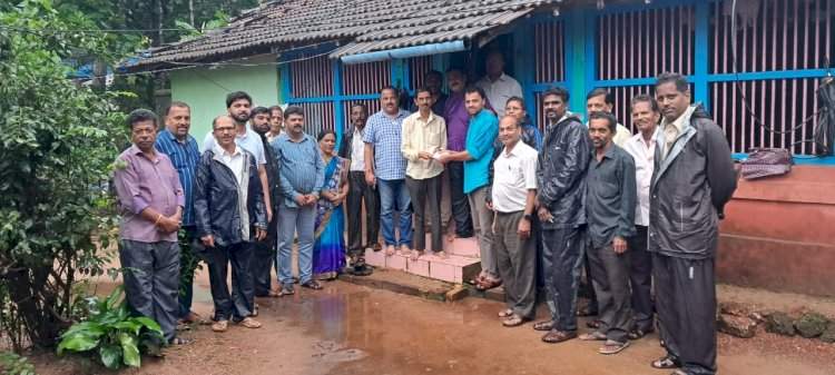 शिरोडा येथील नुकसानग्रस्तांना भाजप वेंगुर्ला तालुक्याच्यावतीने आर्थिक मदत.
