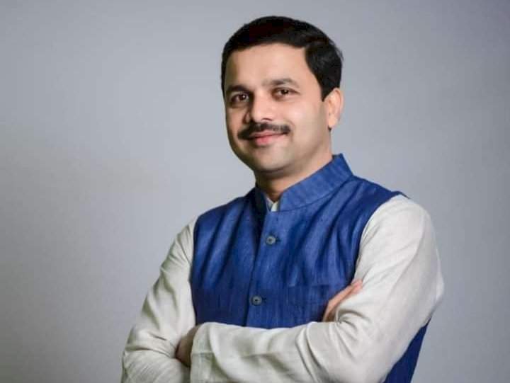 मनीष दळवी यांच्या वाढदिवसानिमित्त वेंगुर्ला येथे विविध सामाजिक कार्यक्रम.   सावंतवाडी येथील वाढदिवस सोहळ्यास आमदार नितेश राणेंची उपस्थिती.