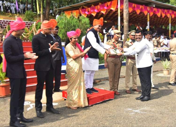 दाणोली तलाठी सचिन चितारे यांना उत्कृष्ट तलाठी पुरस्कार.