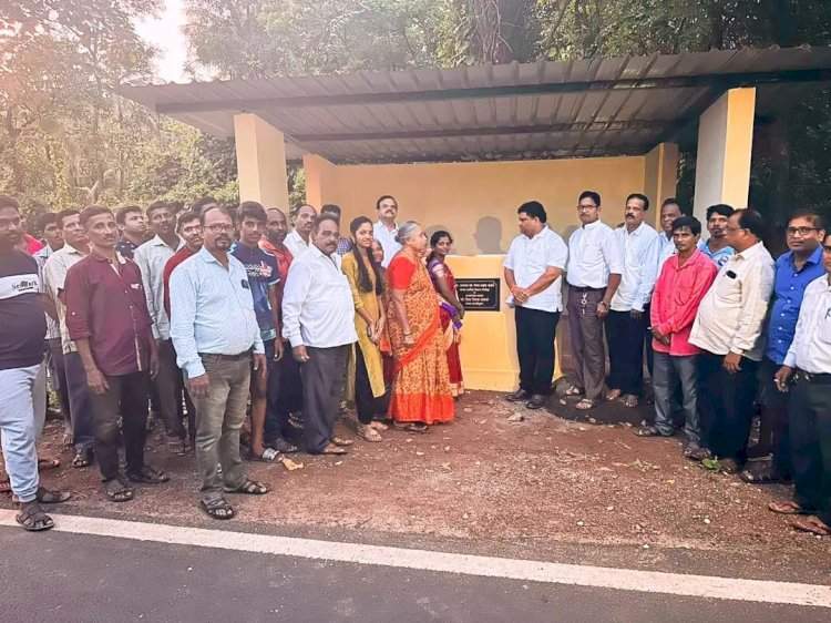 पाट गावात आ.वैभव नाईक यांच्या माध्यमातून उभारलेल्या एसटी पिकअप शेडचे लोकार्पण. शिवसेना पदाधिकारी, कार्यकर्ते व पाट ग्रामस्थांकडून समाधान व्यक्त.