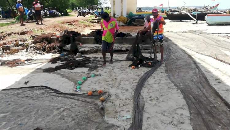 वेंगुर्ला येथील पारंपारिक मच्छीमारांची जाळी खडकामध्ये अडकून मोठे नुकसान.