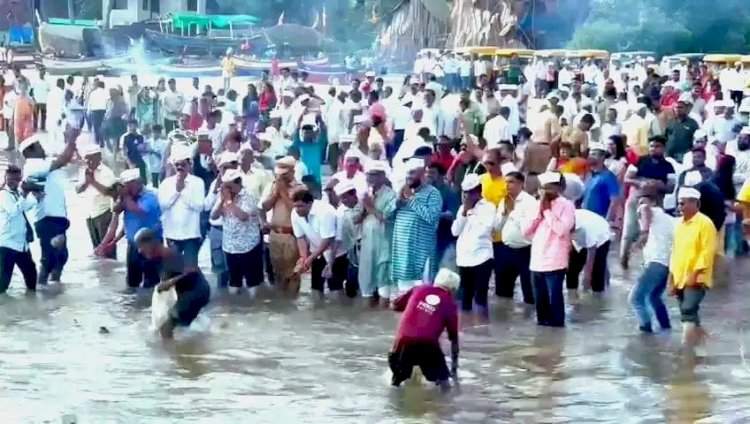 मालवणात नारळी पौर्णिमा मोठया उत्साहात साजरी.  आ. वैभव नाईक, व्यापारी संघाचे अध्यक्ष उमेश नेरुरकर यांच्या हस्ते समुद्राला नारळ अर्पण.