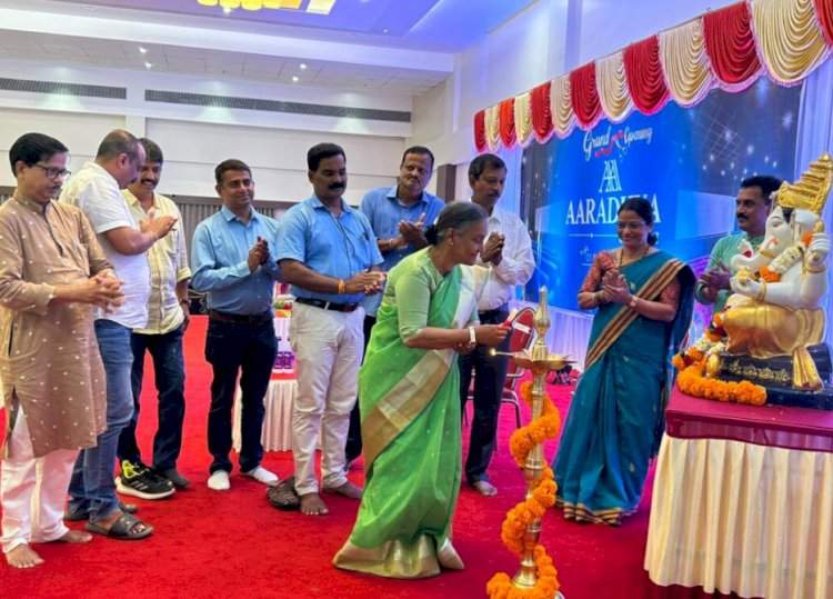 आराध्य सिनेमामुळे जिल्ह्यातील पर्यटनाला चालना मिळेल : सामाजिक कार्यकर्त्या रेणूताई गावस्कर.  झाराप येथे आराध्य सिनेमा थिएटरचा शुभारंभ.