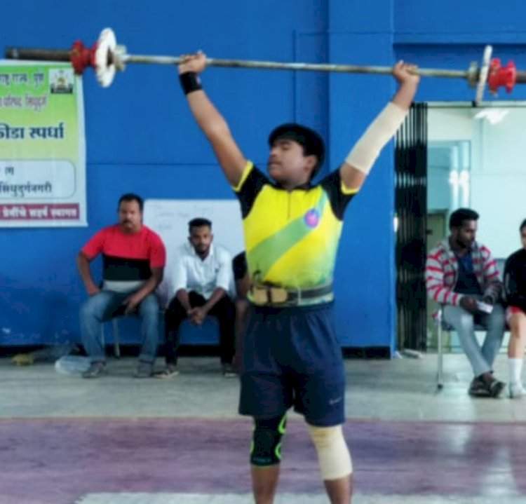 जिल्हास्तरीय वेटलिफ्टिंग स्पर्धेत रोहन गावडे प्रथम.