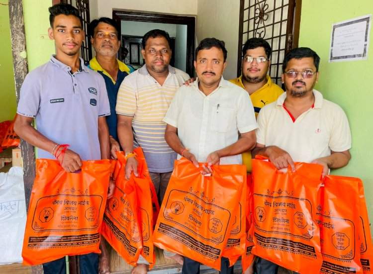 दरवर्षीप्रमाणे गणेशोत्सवानिमित्त आ.वैभव नाईक यांच्याकडून कुडाळ,मालवण वासियांना पूजेच्या साहित्याची छोटीशी भेट.  आ. वैभव नाईक यांच्या ११ वर्षाच्या सातत्यपूर्ण उपक्रमाचे नागरिकांकडून कौतुक.