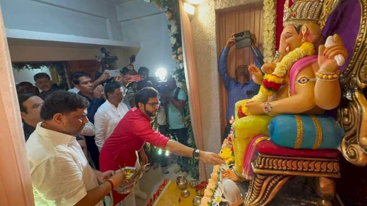 युवासेना प्रमुख आदित्य ठाकरे यांनी आ. वैभव नाईक यांच्या आरोंदा येथील निवासस्थानी भेट देऊन घेतले श्री गणेश मूर्तीचे  दर्शन.