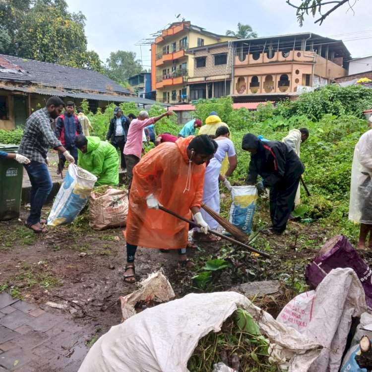 स्वच्छता भारत मिशन अंतर्गत बांदा येथील प्राथमिक आरोग्य केंद्र परिसराची साफसफाई.